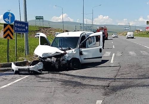 Ardahan'da minibüs ile kamyonetin çarpışması sonucu 6 kişi yaralandı.