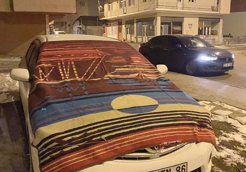 Ardahan da Otomobil camlarının donduğu bazı vatandaşlar araçlarını battaniyeye sardı