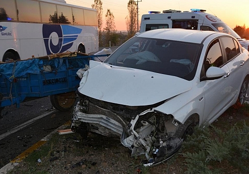 Ardahan'da otomobilin devrilmesi sonucu 4 kişi yaralandı