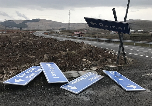 Ardahan'da sağanak ve şiddetli rüzgar ulaşımı aksattı