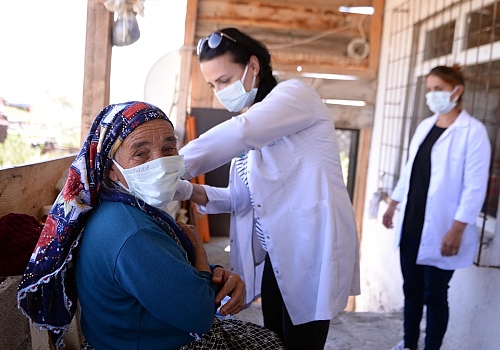 Ardahan da sağlık personeli, kentin en ücra köşelerine kadar giderek engelli ve yaşlılara aşı yapıyor