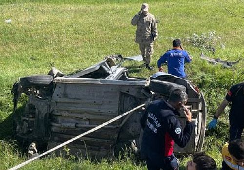 Ardahan'da şarampole devrilen otomobilin sürücüsü öldü, bir kişi ağır yaralandı.