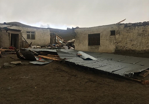 Ardahan'da şiddetli rüzgar bazı ev ve ahırların çatısına zarar verdi