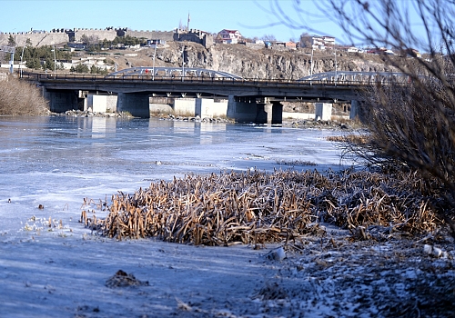  Ardahan'da soğuklar nedeniyle Kura Nehri'nin yüzeyi buz tuttu