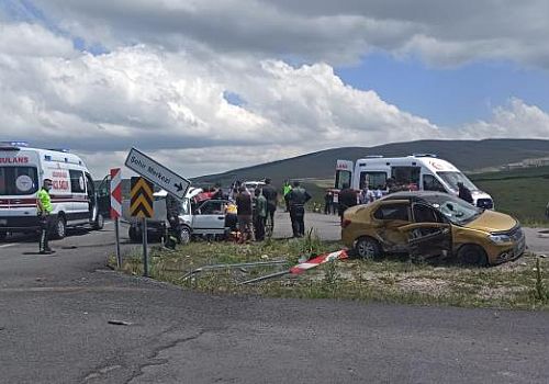 Ardahan'da taksi ile otomobil çarpıştı: 3 yaralı
