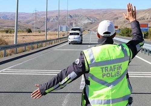 Ardahan'da trafik kurallarına farkındalık oluşturulması için sürücülere broşür dağıtıldı