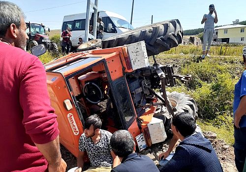 Ardahan'da traktör devrildi 2 Kişi Yaralandı 