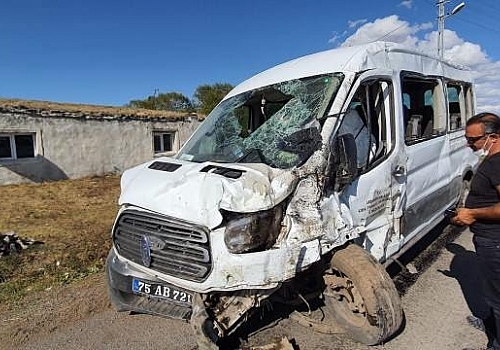 Ardahan'da veterinerleri taşıyan araç devrildi: 4 yaralı