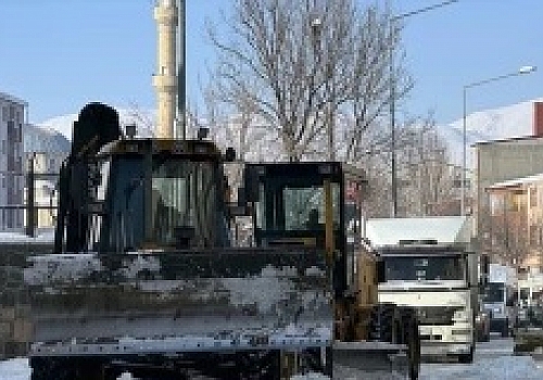 Ardahan'da yoğun kar yağışı sonrası okul bahçeleri ve yollar temizlendi