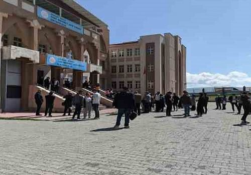 Ardahan’da Yükseköğretim Kurumları Sınavı’na (YKS) giren öğrenciler sınav heyecanı yaşadı.