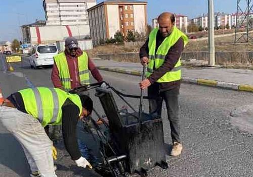 Ardahan Haberi: Ardahan Belediye Ekiplerinden sıcak asfalt yama çalışmaları tüm hızıyla sürüyor