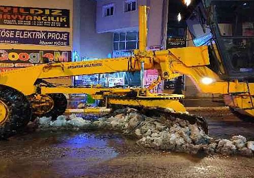 Ardahan Haberi: Ardahan Belediyesi, kentte etkili olan yoğun kar yağışı ve tipi nedeniyle alarma geçti
