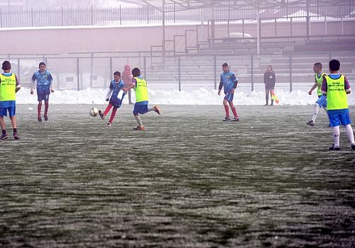 Ardahan Haberi: Ardahan'da, çocuklar kırağı tutan zemin ve sise rağmen futbol oynamanın keyfini yaşadı.