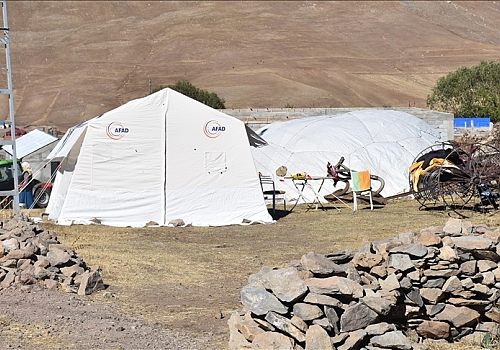 Ardahan Haberi: Ardahan'da depremde zarar gören ahırların yerine çadır ahırlar kurulacak