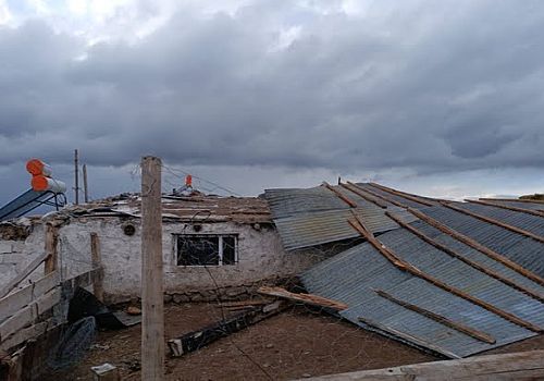 Ardahan Haberi: Ardahan'da şiddetli rüzgar bir ev ve ahırın çatısını uçurdu 