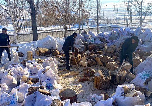 Ardahan Haberi: Ardahan'daki orman köylüleri depremlerden etkilenen illere yakacak odunlarını gönderdi.
