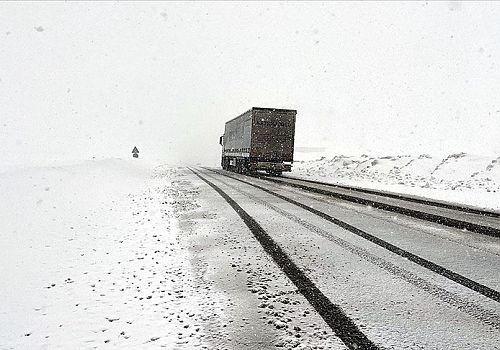 Ardahan Haberi: Ardahan-Şavşat kara yolu kar nedeniyle ağır tonajlı araç geçişine kapatıldı