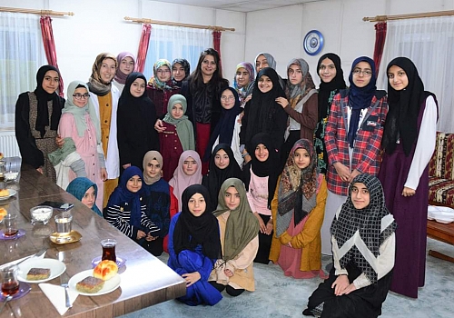 Ardahan Haberi: Ardahan Valisi Öner'in eşi Zehra Mine Öner Hafızlık Kız Kur'an Kursu'nu ziyaret etti