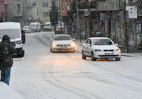 Ardahan Haberi: Ardahan ve Kars'ta etkili olan kar, etrafı beyaza bürüdü