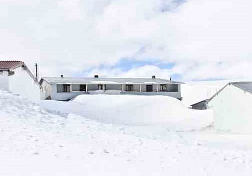 Ardahan Haberi: Bülbülan yaylasında, evlerin kardan kaybolduğu görüldü