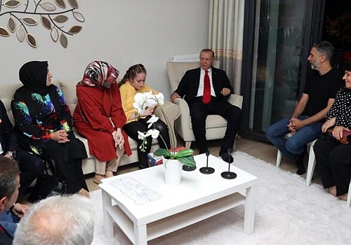 Ardahan Haberi: Cumhurbaşkanı Erdoğan, kentsel dönüşüm projesinde hak sahibi bir ailenin evine konuk oldu