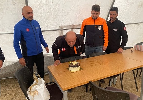 Ardahan Haberi: Deprem bölgesinde çalışan AFAD Müdürü Ayğan'a sürpriz doğum günü kutlaması