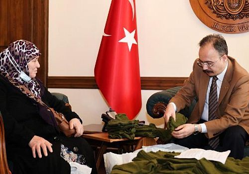 Ardahan Haberi: Ördüğü 75 yün çorabı Ardahan da görev yapan Mehmetçik'e gönderdi