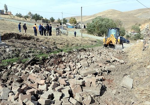 Ardahan Haberi: Vali Öner depremden etkilenen köylerde yürütülen altyapı çalışmalarıyla ilgili bilgi aldı.