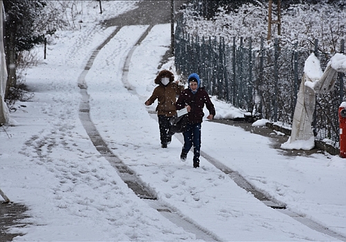 Ardahan'ın Göle ilçesinde kar ve tipi nedeniyle eğitime ara verildi