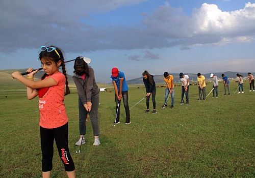 Ardahan ın Golfcü Kızları Antrenmanlarını Yaylada Yapıyorlar 