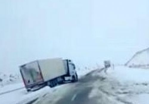 Ardahan’ın yüksek kesimlerinde etkili olan kar yağışı ve tipi nedeniyle bazı araçlar yolda kaldı