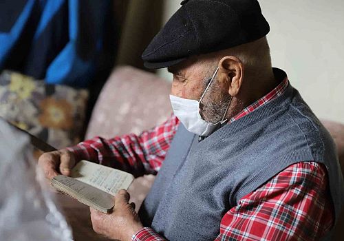 Ardahan merkeze bağlı Akyaka köyünde çiftçilik yapan Halim Ayran Köyünün 68 yıldır günlüğünü tutuyor