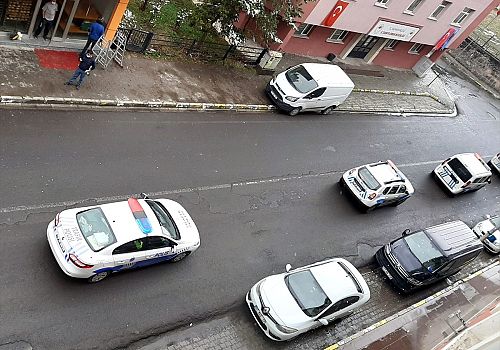 Ardahan polisi çocukların 23 Nisan'ını araç konvoyu yaparak kutladı