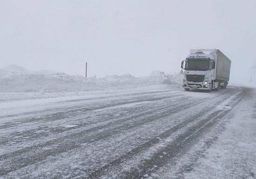 Ardahan-Şavşat kara yolu, kar ve yoğun tipi nedeniyle ağır tonajlı araçlara kapatıldı.