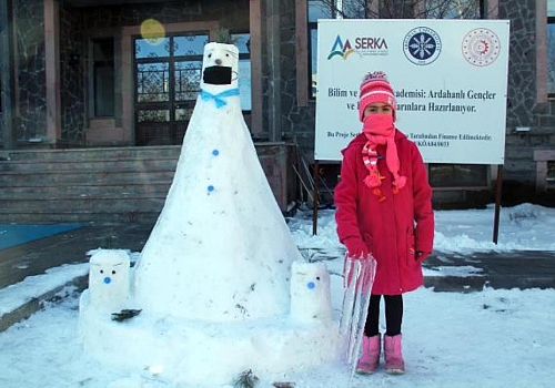 Ardahan Üniversitesi Araştırma merkezi önünde 'maskeli kardan adam' ilgi odağı oldu