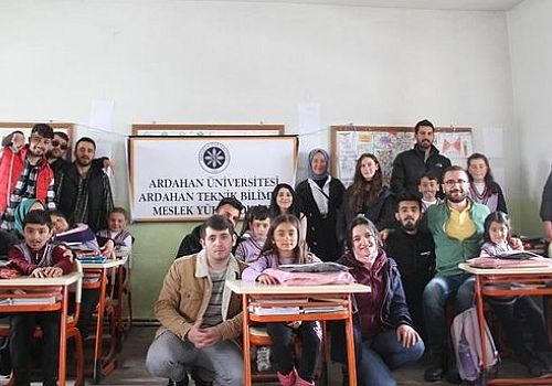 Ardahan Üniversitesi öğrencilerden köy okullarına gönül köprüsü