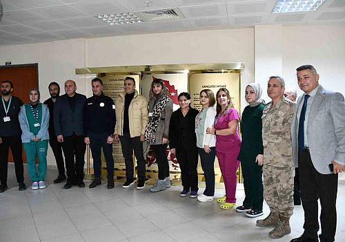 Ardahan Valisi Çiçek, 112 Acil Hizmetleri ve Devlet Hastanesini de ziyaret ederek hastalarla sohbet etti