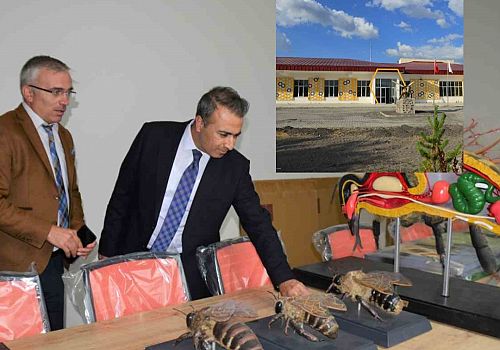 Ardahan Valisi Çiçek Kafkas Arı Konağı Projesi kapsamında yapımında sona gelinen inşaatı yerinde inceledi.