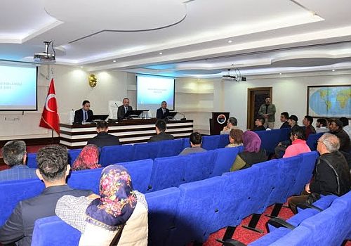 Ardahan Valisi Hüseyin Öner düzenlediği Halk Günü Toplantısını sürdürüyor.