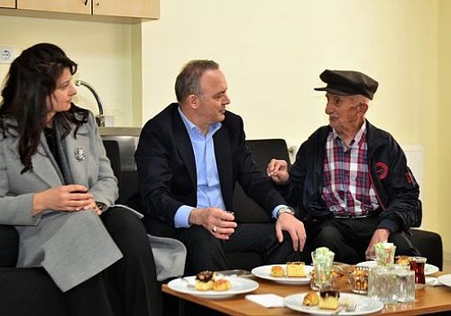Ardahan Valisi Öner, eşi Zehra Mine Öner Huzurevi'nde depremzede vatandaşları ziyaret etti 