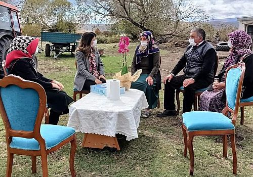 Ardahan Valisi Öner’in eşi Zehra Mine Öner Çıldır da Ziyaretlerde Bulundu