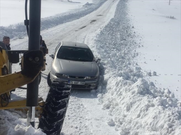 Ardahan'da kar ve tipi nedeniyle kapanan 6 köy yolu ulaşıma açıldı