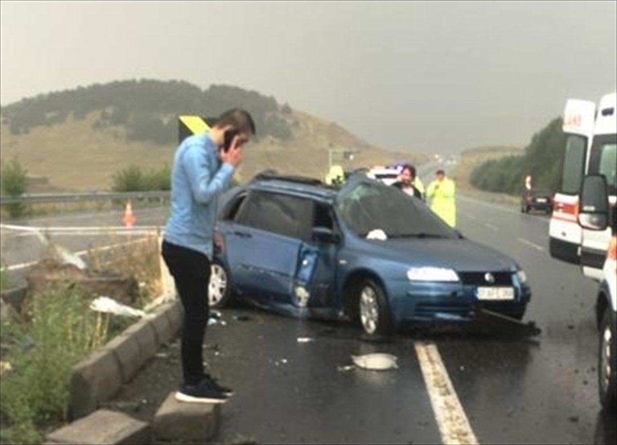 Ardahan'da otomobil bordüre çarptı: 4 yaralı