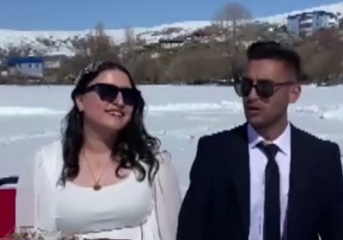 Ardahanlı çift, Çıldır Gölü üzerinde kıyılan nikahla hayallerini gerçekleştirdi