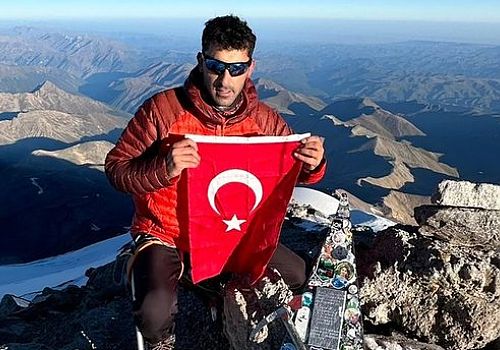Ardahanlı Dağcı Rusya’nın en yüksek noktası olan Elbrus Dağına rekor bir  tırmanış gerçekleştirdi.