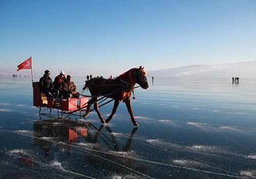 Atlı kızakla yüzeyi buz tutan Çıldır Gölü'nde drift attı