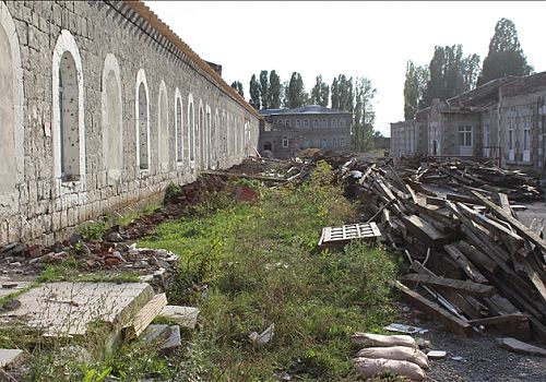 Aziziye Kışlası´nın millet bahçesine dönüştürülmesi ile asırlık binalar gün yüzüne çıkıyor