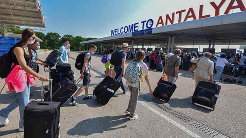 Bakan Karaismailoğlu: Antalya Havalimanı'nda Kurban Bayramı'nın 1'inci günü rekor kırıldı