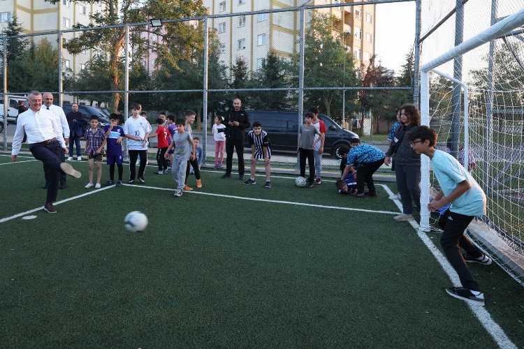 Başkan Büyükakın, Çayırova’da çocuklarla futbol oynadı