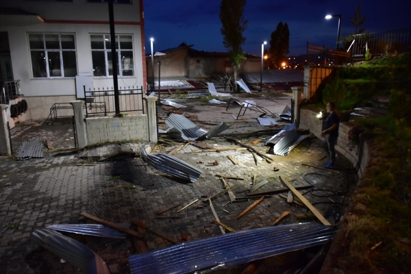 Bingöl'de şiddetli fırtına tekstil atölyelerinin çatısını uçurdu